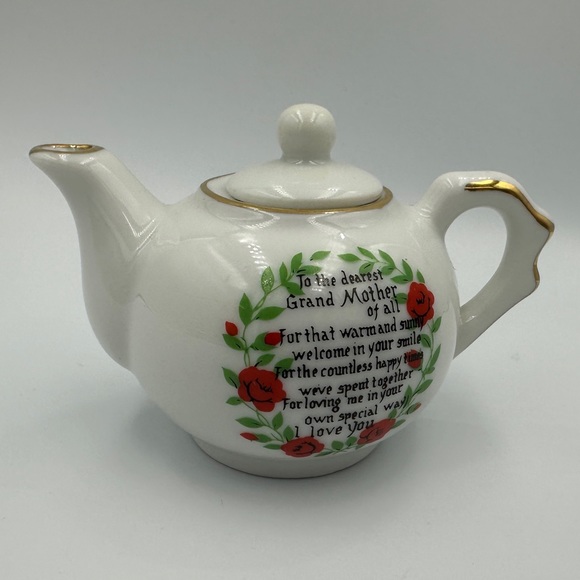 Vintage Mini Porcelain Teapot for a Grandmother with removable lid- - Picture 1 of 11
